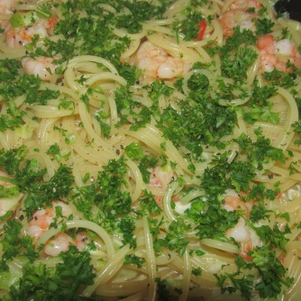 spaghetti met garnalen, lente ui en roomsaus